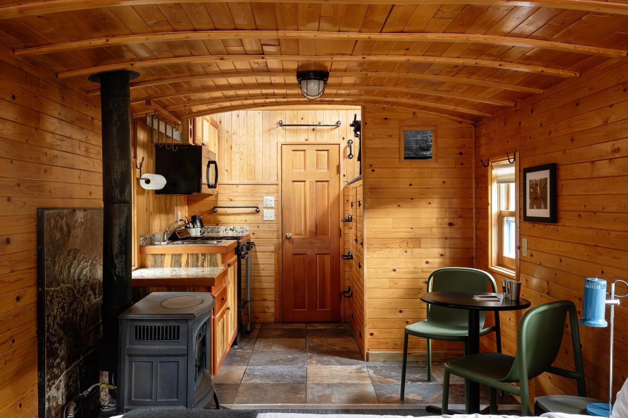 Loge Glacier National Park Essex ภายนอก รูปภาพ